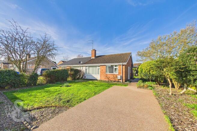 2 bed property, in Priory Close, £230,000
