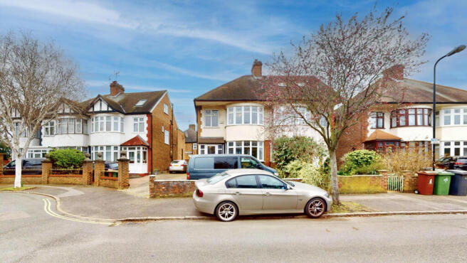4 bed property, in Foresters Drive, £825,000