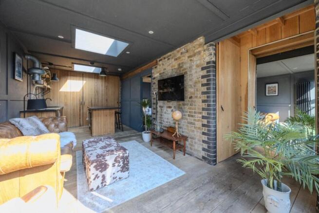 2 bed property, in Oakleigh Park Drive, £375,000