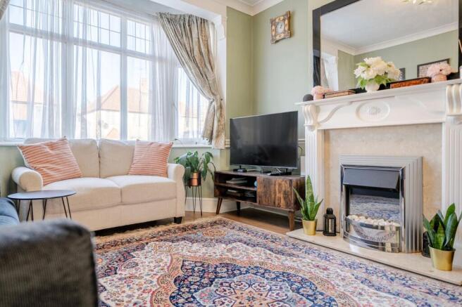 3 bed property, in Long Drive, £585,000