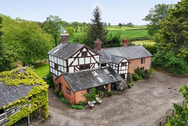 5 bed property, in Trelydan, £750,000