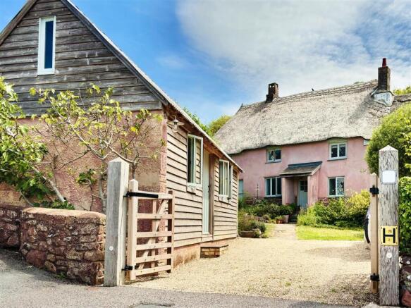 4 bed property, in Radway Hill, £425,000