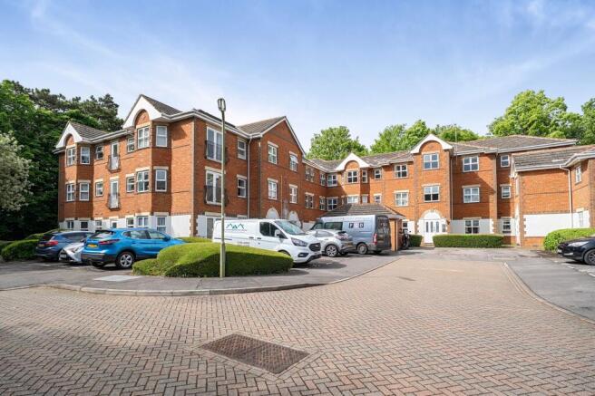 1 bed property, in Norn Hill, £170,000