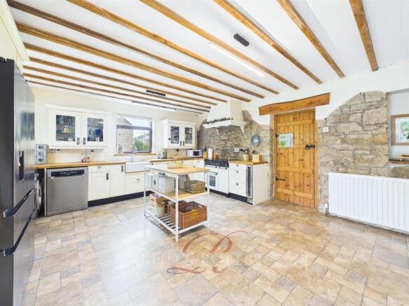 3 bed property, in Main Road, £230,000
