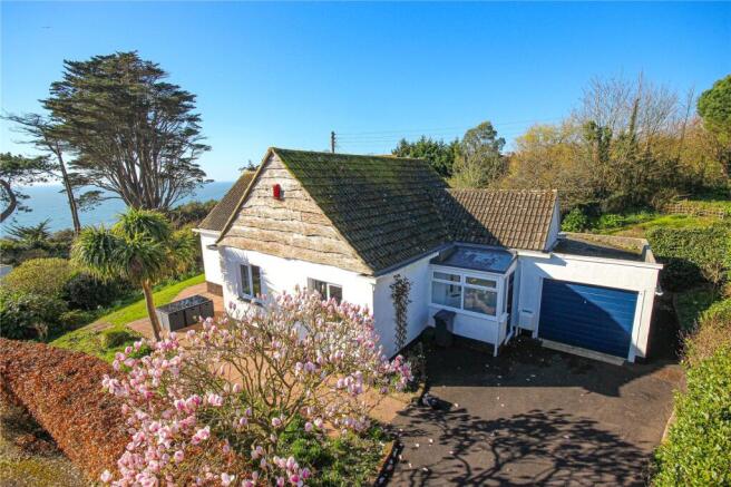 3 bed property, in Highcliffe Close, £495,000