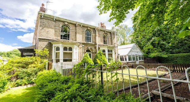 6 bed property, in Spring Villas, £200,000