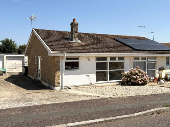 2 bed property, in Scalwell Mead, £245,000
