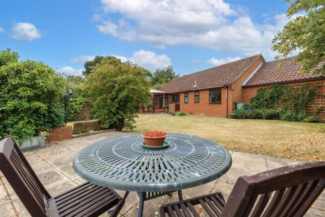 3 bed property, in Oakwood Park, £425,000