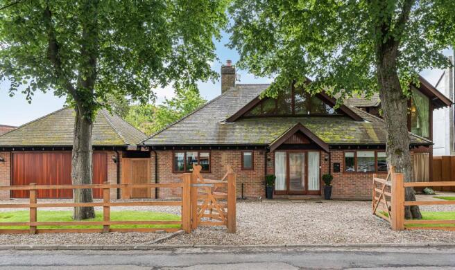 4 bed property, in Walnut Lodge, £850,000