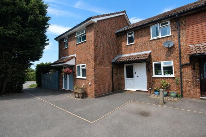 2 bed property, in Pine Road, £285,000