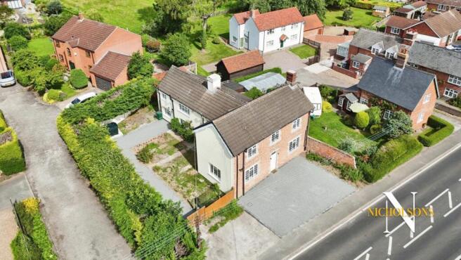 8 bed property, in Great North Road, £495,000