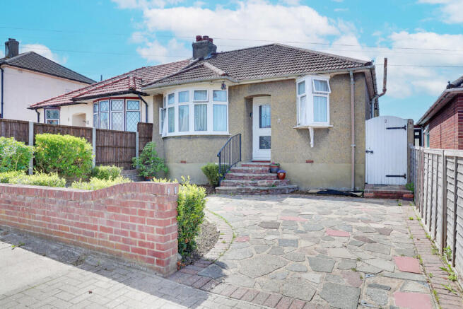 2 bed property, in Waldenhurst Road, £400,000