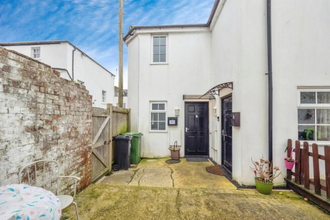 1 bed property, in Park Street, £125,000