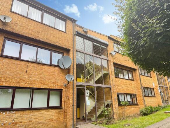 1 bed property, in Ivel Court, £70,000