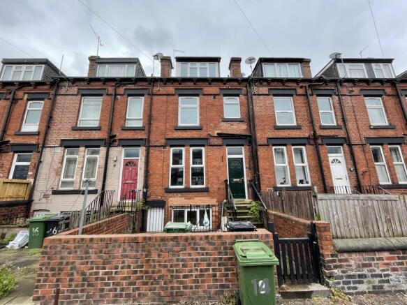 2 bed property, in 14 Arthington View, £105,000
