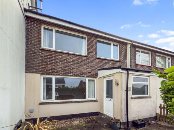 3 bed property, in Hawkins Road, £275,000