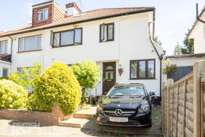 5 bed property, in Laurel Gardens, £800,000