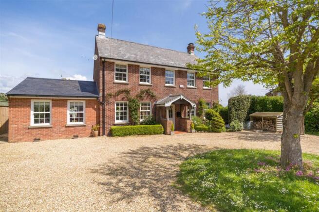 5 bed property, in Wellow, £749,950