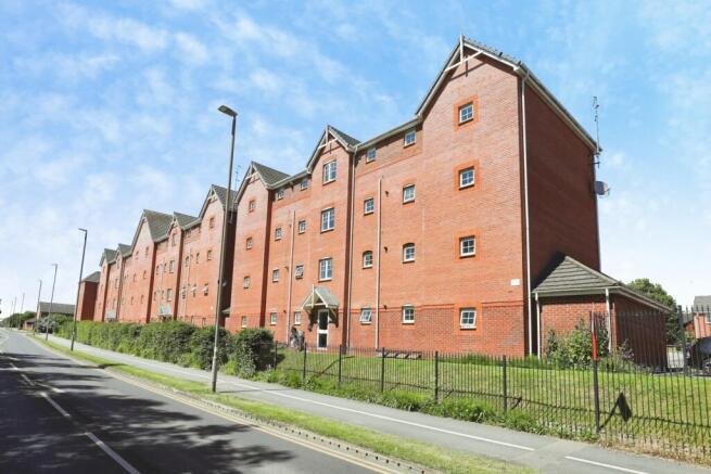 2 bed property, in Blount Close, £75,000