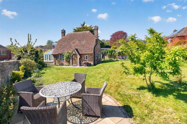 2 bed property, in Wish Hill, £450,000