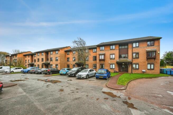 2 bed property, in Minster Court, £100,000