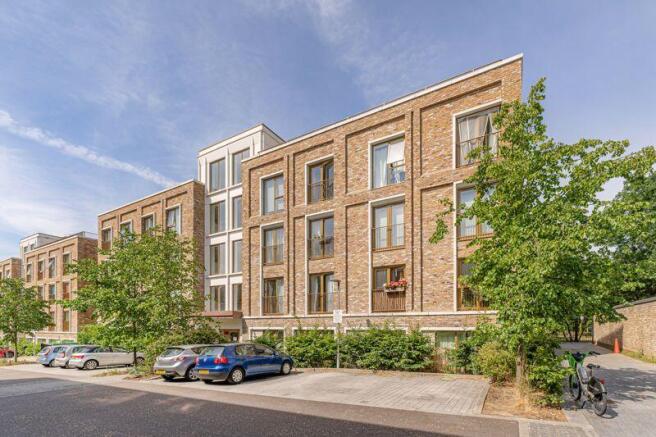 1 bed property, in 20 Apple Tree Road, £298,000