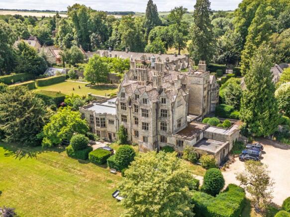 4 bed property, in Shipton Court, £950,000