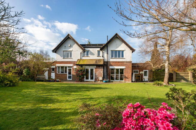5 bed property, in Cheriton Road, £950,000