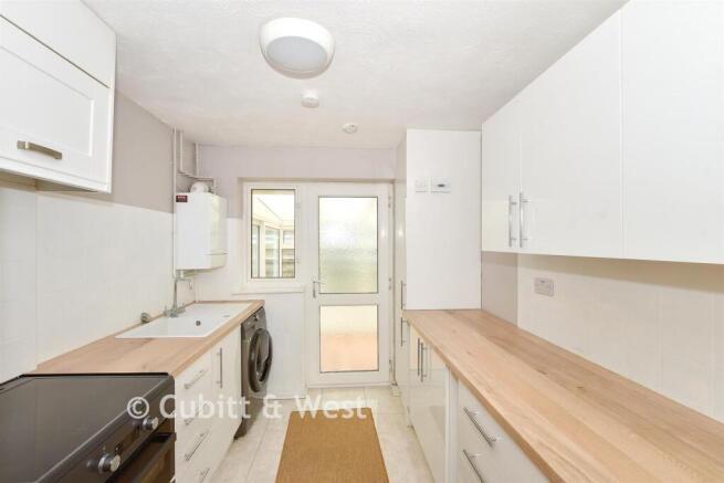 3 bed property, in Woods Hill Close, £445,000