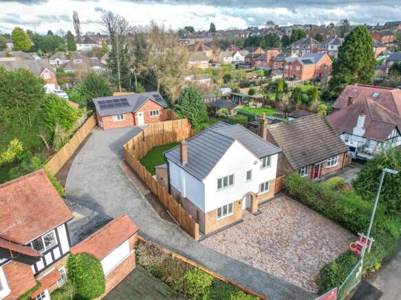 6 bed property, in Hollycroft, £825,000