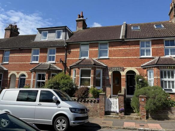 2 bed property, in Hurst Road, £360,000