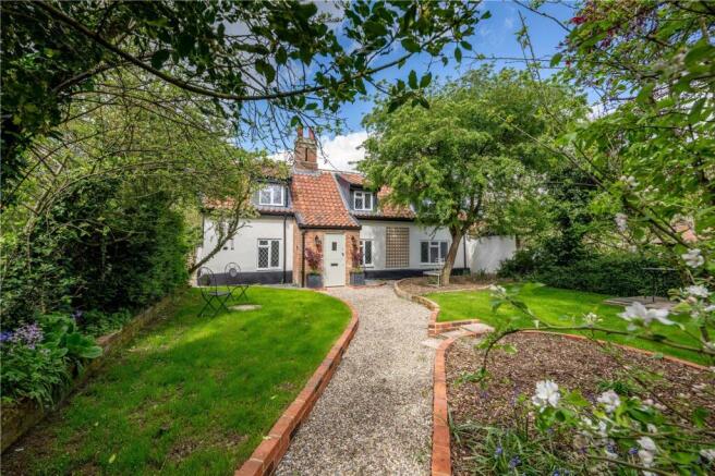 2 bed property, in Hunstead Lane, £400,000