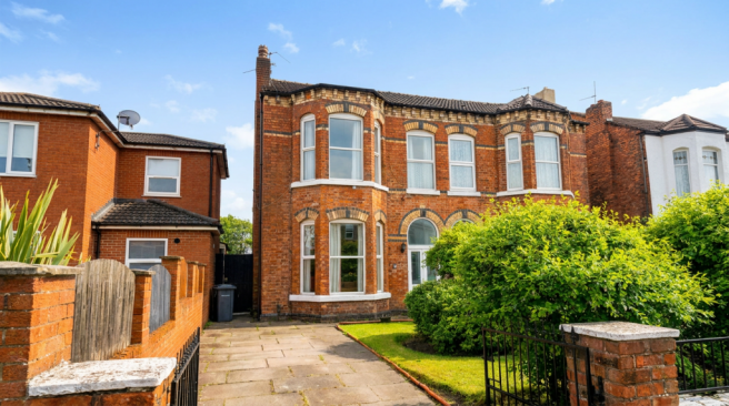 4 bed property, in Hampton Road, £270,000
