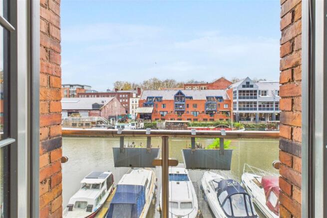 2 bed property, in Redcliff Backs, £385,000