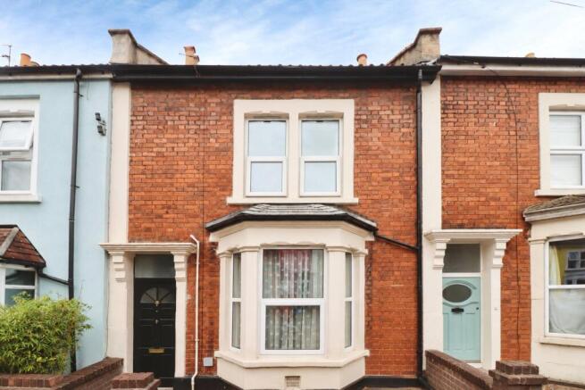 2 bed property, in Hinton Road, £300,000