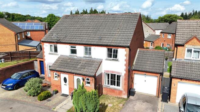 3 bed property, in Cedar Way, £270,000