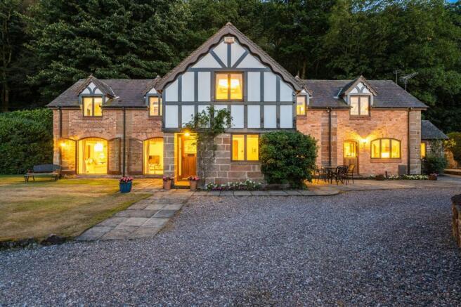 3 bed property, in Moathouse Barn, £900,000