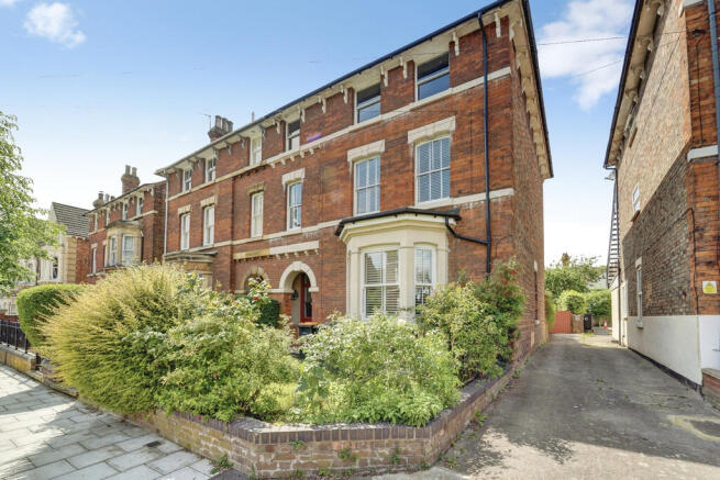 8 bed property, in Chaucer Road, £800,000