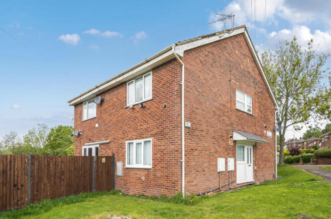 1 bed property, in Woodhall Drive, £100,000