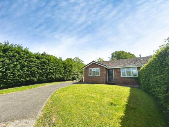 2 bed property, in Clifton Close, £138,000