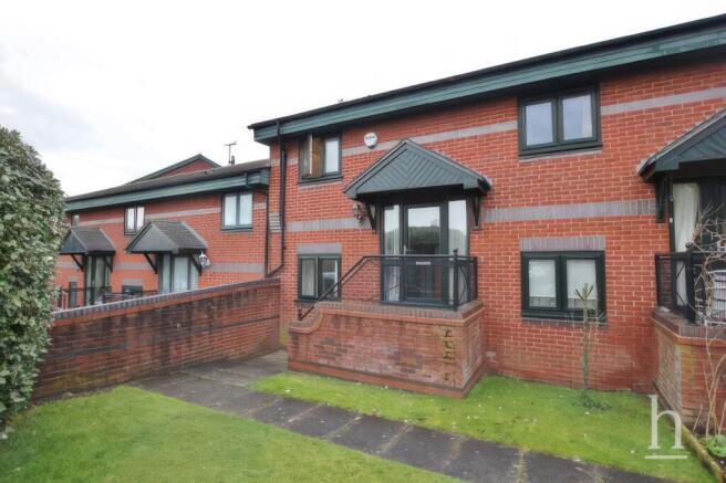 2 bed property, in Priory Wharf, £130,000