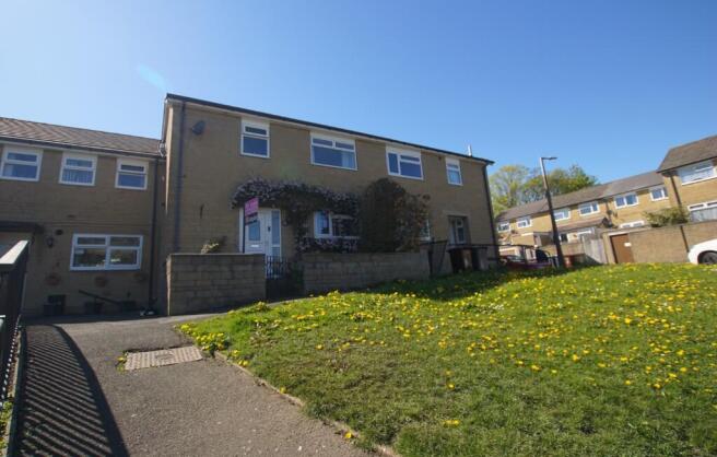 3 bed property, in **VIEWS** Quarry Close, £220,000