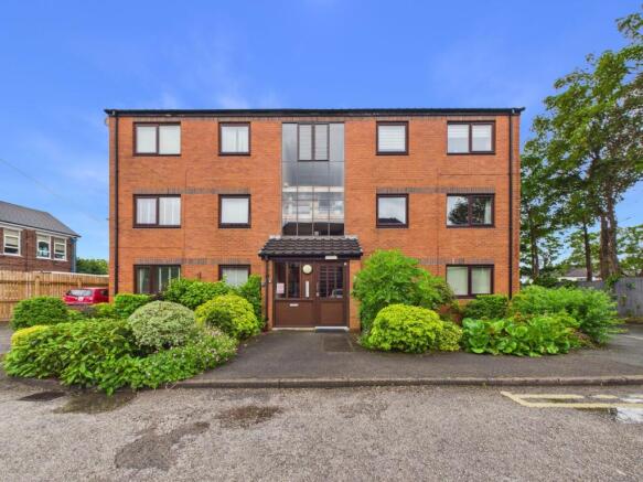1 bed property, in Clifton Court, £90,000