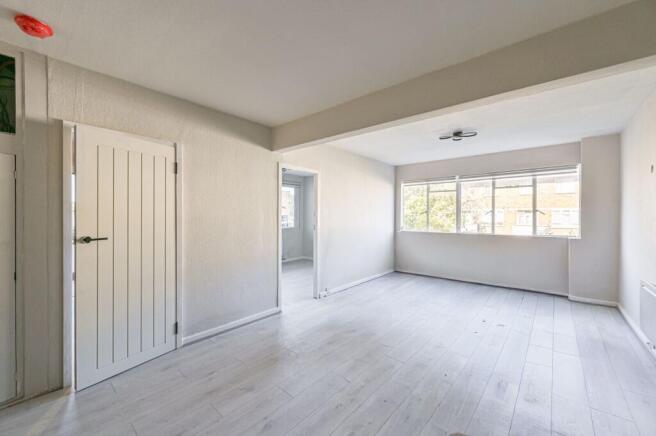 1 bed property, in Streatham Hill, £300,000
