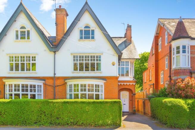 5 bed property, in Knighton Drive, £700,000