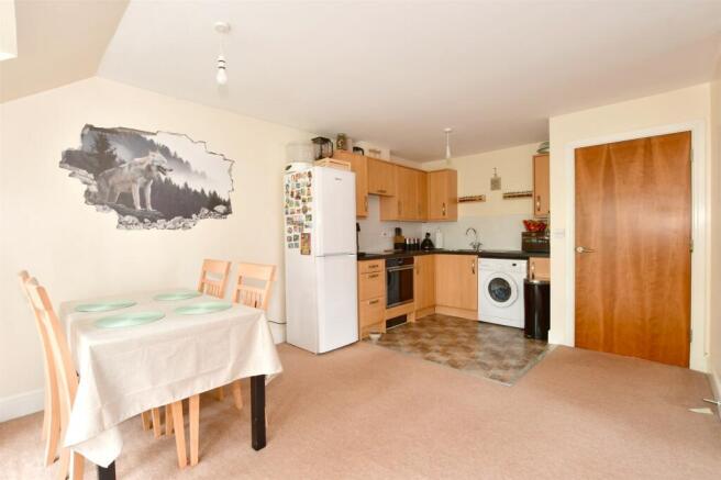 2 bed property, in Worth Park Avenue, £250,000