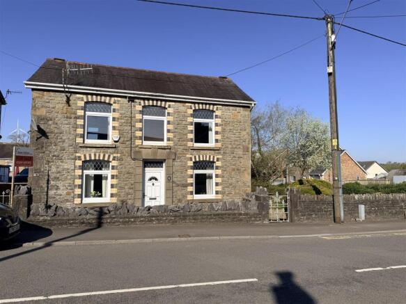 4 bed property, in Heol Y Gors, £259,995
