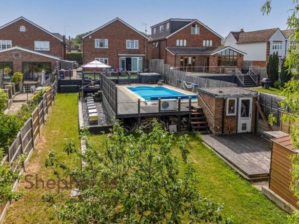 4 bed property, in Pecks Hill, £825,000