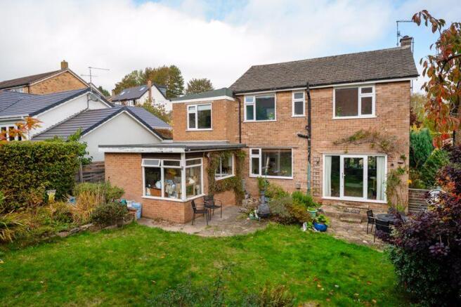 5 bed property, in Stumperlowe View, £650,000