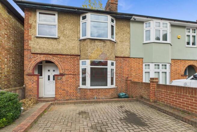 3 bed property, in Old Heath Road, £290,000